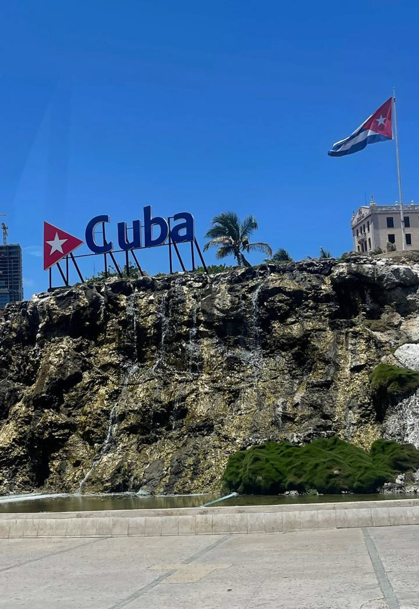 Летом этого года Куба стала одним из самых популярных направлений среди российских туристов. Только по официальным данным количество отдыхающих из нашей страны там выросло в полтора раза. Среди тех, кто выбирает белые песчаные пляжи и романтические пейзажи, все больше жителей нашего города. Среди них оказалась и Ольга Богданова, которая отметила на Острове свободы свой день рождения.