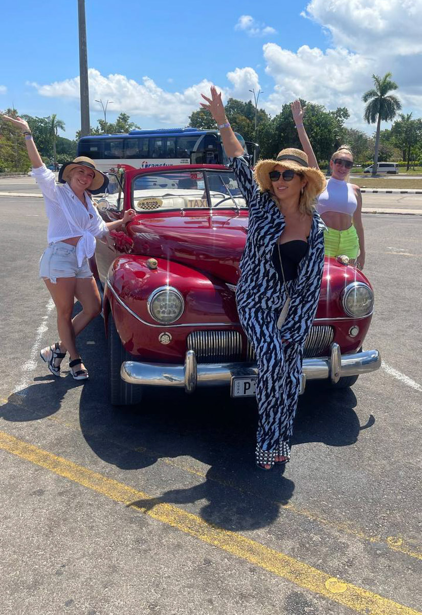 Летом этого года Куба стала одним из самых популярных направлений среди российских туристов. Только по официальным данным количество отдыхающих из нашей страны там выросло в полтора раза. Среди тех, кто выбирает белые песчаные пляжи и романтические пейзажи, все больше жителей нашего города. Среди них оказалась и Ольга Богданова, которая отметила на Острове свободы свой день рождения.