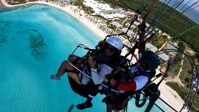 Летом этого года Куба стала одним из самых популярных направлений среди российских туристов. Только по официальным данным количество отдыхающих из нашей страны там выросло в полтора раза. Среди тех, кто выбирает белые песчаные пляжи и романтические пейзажи, все больше жителей нашего города. Среди них оказалась и Ольга Богданова, которая отметила на Острове свободы свой день рождения.