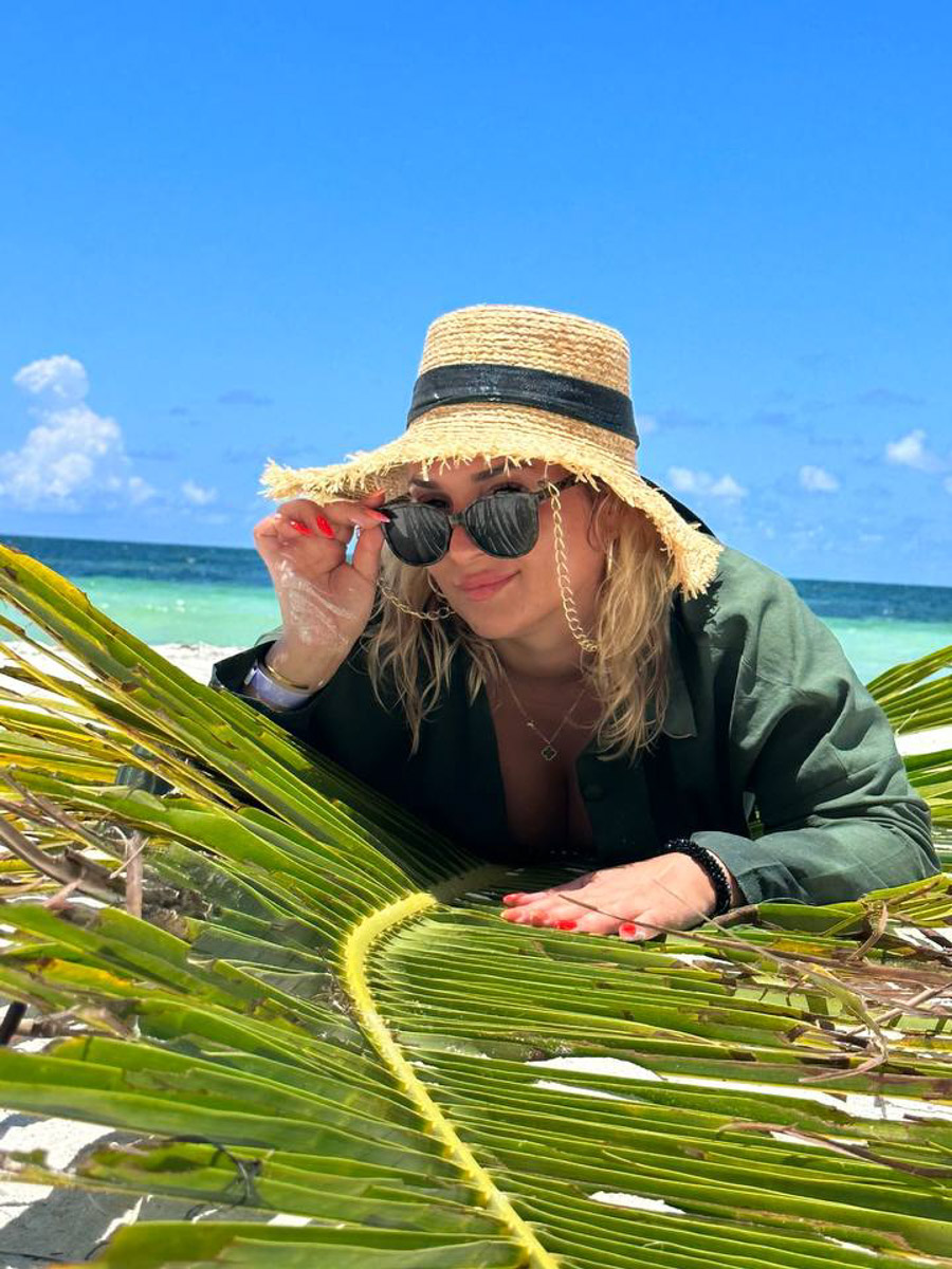 Летом этого года Куба стала одним из самых популярных направлений среди российских туристов. Только по официальным данным количество отдыхающих из нашей страны там выросло в полтора раза. Среди тех, кто выбирает белые песчаные пляжи и романтические пейзажи, все больше жителей нашего города. Среди них оказалась и Ольга Богданова, которая отметила на Острове свободы свой день рождения.