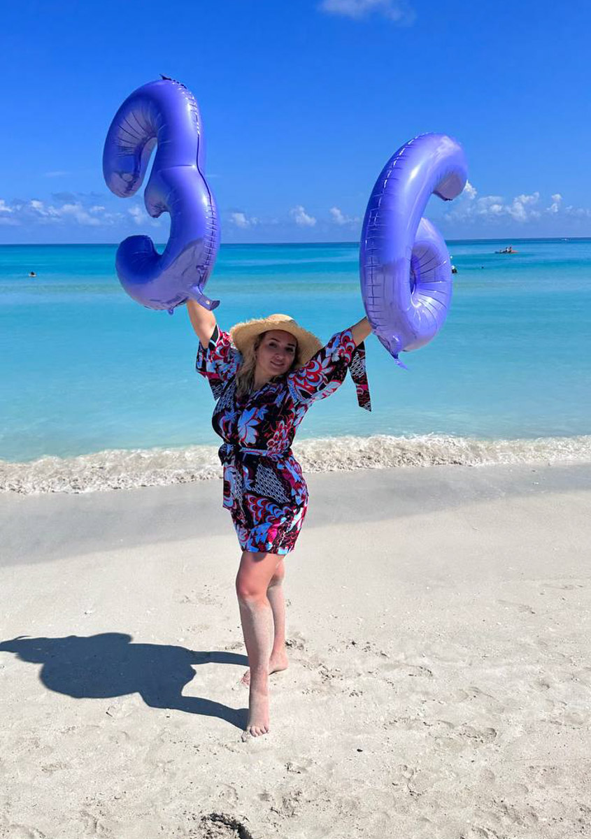 Летом этого года Куба стала одним из самых популярных направлений среди российских туристов. Только по официальным данным количество отдыхающих из нашей страны там выросло в полтора раза. Среди тех, кто выбирает белые песчаные пляжи и романтические пейзажи, все больше жителей нашего города. Среди них оказалась и Ольга Богданова, которая отметила на Острове свободы свой день рождения.