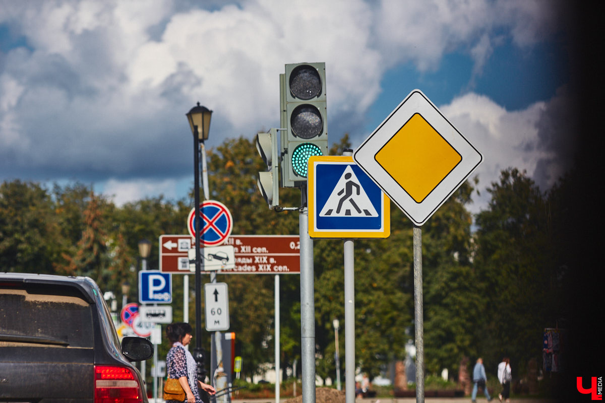 В Суздале во второй раз отложили запуск системы платных парковок, теперь на неопределенный срок. Заработать она должна была сначала 2-го, а потом 16 сентября, но деньги за место для автомобиля в центре города до сих пор не взимают. Хотя вся инфраструктура, необходимая для организации процесса, готова.
