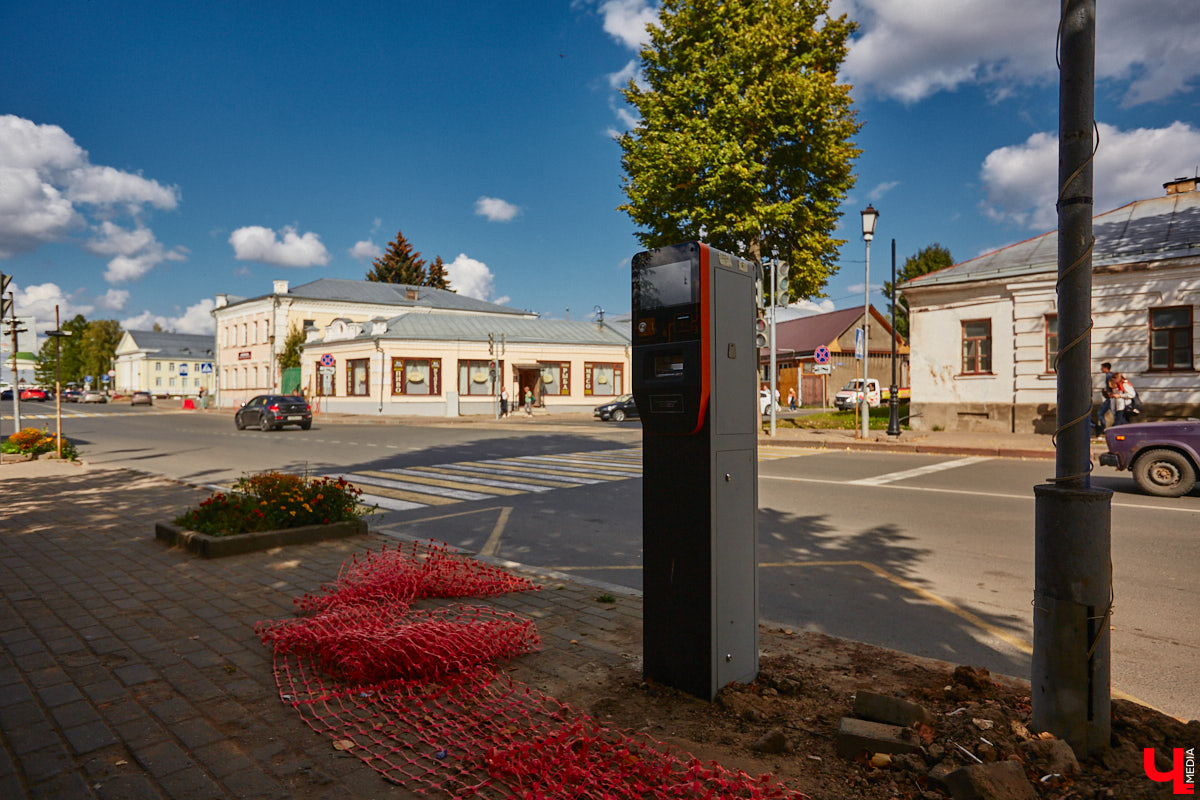 В Суздале во второй раз отложили запуск системы платных парковок, теперь на неопределенный срок. Заработать она должна была сначала 2-го, а потом 16 сентября, но деньги за место для автомобиля в центре города до сих пор не взимают. Хотя вся инфраструктура, необходимая для организации процесса, готова.