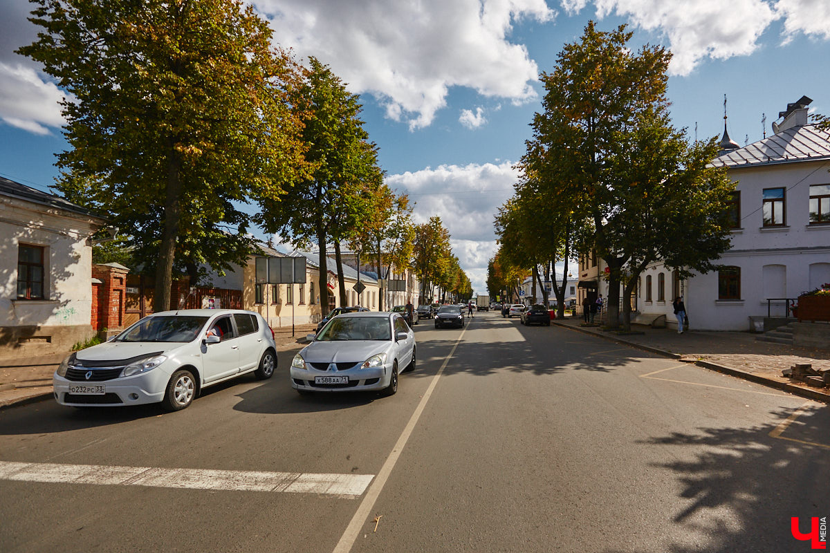 В Суздале во второй раз отложили запуск системы платных парковок, теперь на неопределенный срок. Заработать она должна была сначала 2-го, а потом 16 сентября, но деньги за место для автомобиля в центре города до сих пор не взимают. Хотя вся инфраструктура, необходимая для организации процесса, готова.