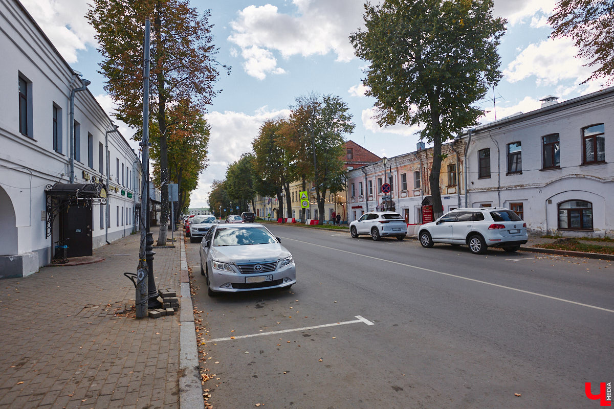 В Суздале во второй раз отложили запуск системы платных парковок, теперь на неопределенный срок. Заработать она должна была сначала 2-го, а потом 16 сентября, но деньги за место для автомобиля в центре города до сих пор не взимают. Хотя вся инфраструктура, необходимая для организации процесса, готова.