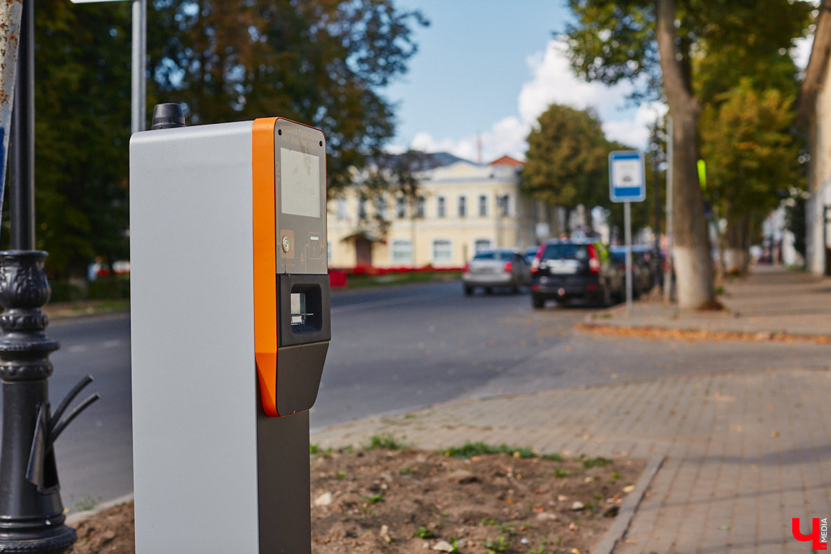 В Суздале во второй раз отложили запуск системы платных парковок, теперь на неопределенный срок. Заработать она должна была сначала 2-го, а потом 16 сентября, но деньги за место для автомобиля в центре города до сих пор не взимают. Хотя вся инфраструктура, необходимая для организации процесса, готова.