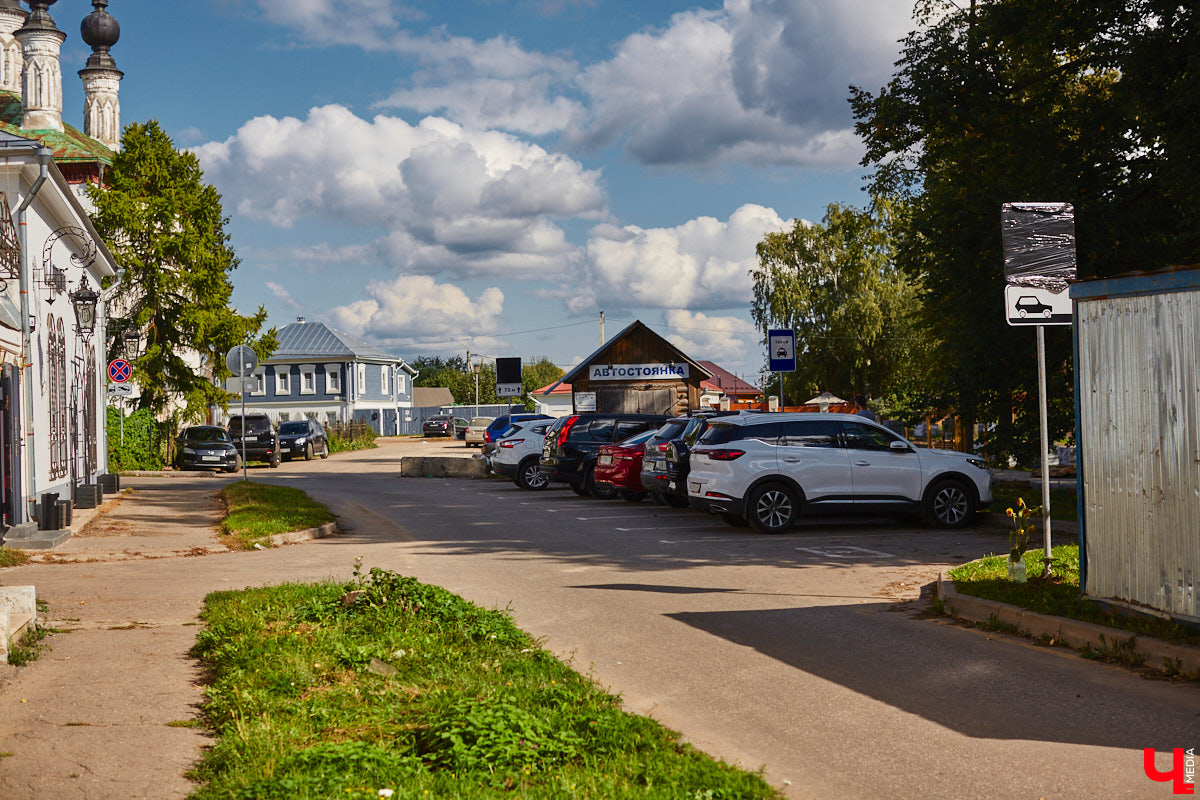 В Суздале во второй раз отложили запуск системы платных парковок, теперь на неопределенный срок. Заработать она должна была сначала 2-го, а потом 16 сентября, но деньги за место для автомобиля в центре города до сих пор не взимают. Хотя вся инфраструктура, необходимая для организации процесса, готова.