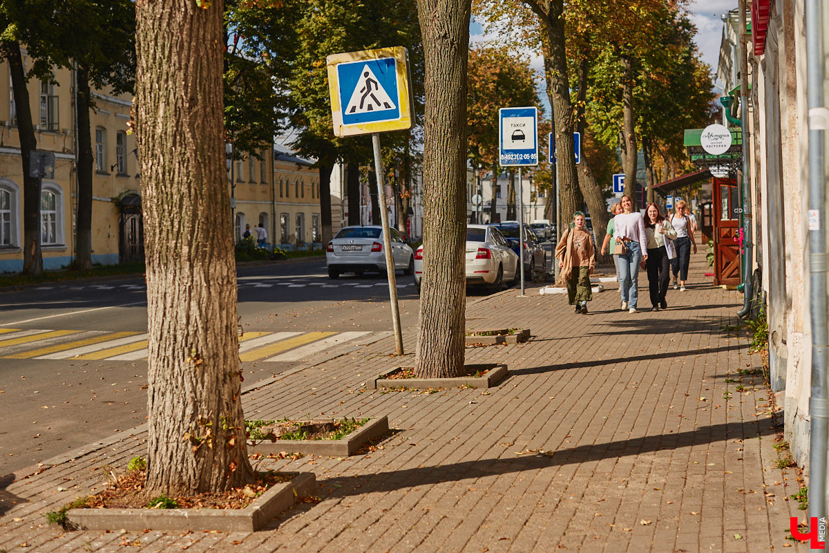 В Суздале во второй раз отложили запуск системы платных парковок, теперь на неопределенный срок. Заработать она должна была сначала 2-го, а потом 16 сентября, но деньги за место для автомобиля в центре города до сих пор не взимают. Хотя вся инфраструктура, необходимая для организации процесса, готова.