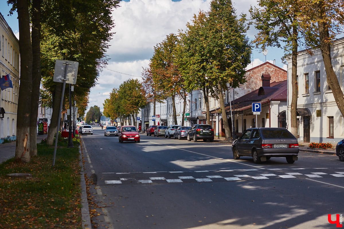 В Суздале во второй раз отложили запуск системы платных парковок, теперь на неопределенный срок. Заработать она должна была сначала 2-го, а потом 16 сентября, но деньги за место для автомобиля в центре города до сих пор не взимают. Хотя вся инфраструктура, необходимая для организации процесса, готова.