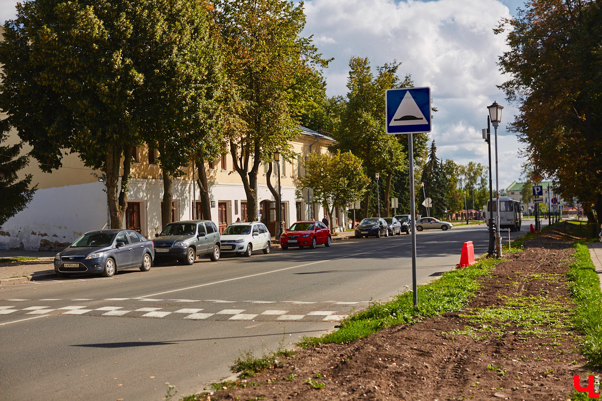 В Суздале во второй раз отложили запуск системы платных парковок, теперь на неопределенный срок. Заработать она должна была сначала 2-го, а потом 16 сентября, но деньги за место для автомобиля в центре города до сих пор не взимают. Хотя вся инфраструктура, необходимая для организации процесса, готова.