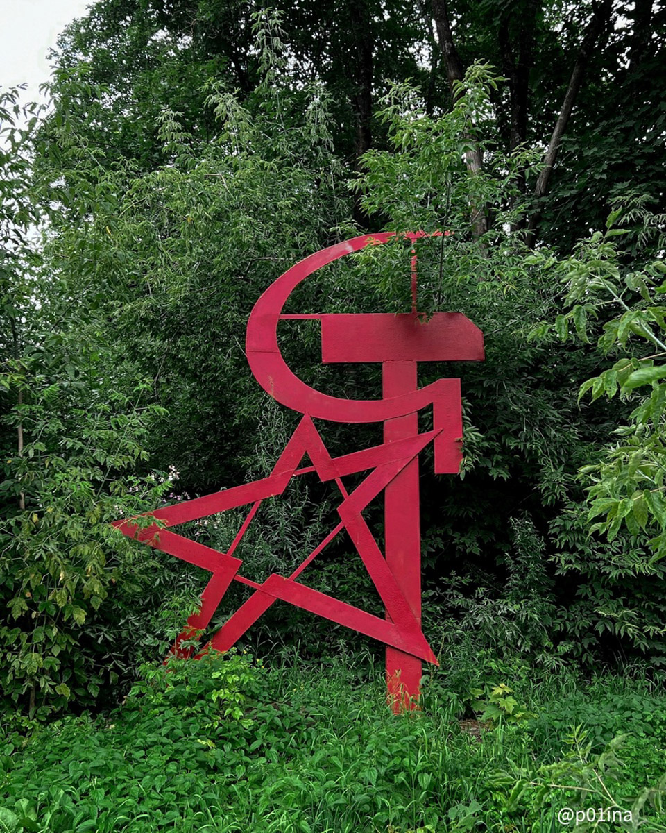 Когда-то монументальный и стратегический, теперь же заброшенный и разграбленный. Текстильный комбинат в Карабанове представляет собой печальное зрелище, а его мрачная атмосфера и внушительные размеры до сих пор притягивают индустриальных туристов. Что там нашла для себя городской исследователь Лина Резник, узнал «Ключ-Медиа».