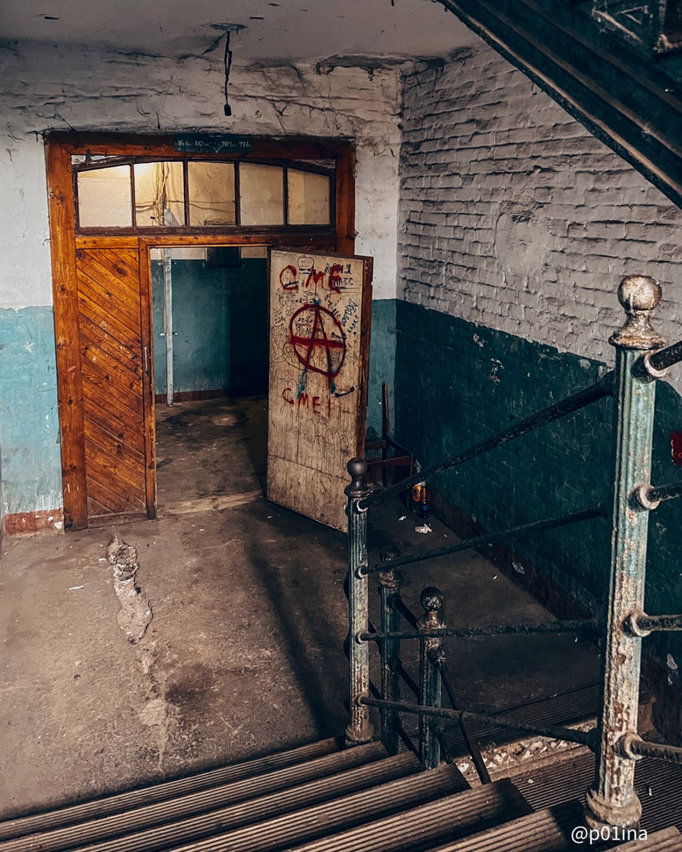 Когда-то монументальный и стратегический, теперь же заброшенный и разграбленный. Текстильный комбинат в Карабанове представляет собой печальное зрелище, а его мрачная атмосфера и внушительные размеры до сих пор притягивают индустриальных туристов. Что там нашла для себя городской исследователь Лина Резник, узнал «Ключ-Медиа».