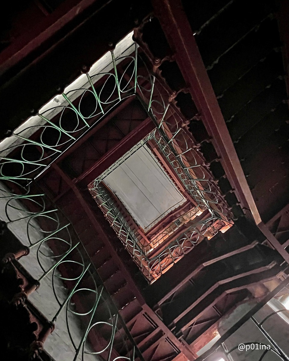 Когда-то монументальный и стратегический, теперь же заброшенный и разграбленный. Текстильный комбинат в Карабанове представляет собой печальное зрелище, а его мрачная атмосфера и внушительные размеры до сих пор притягивают индустриальных туристов. Что там нашла для себя городской исследователь Лина Резник, узнал «Ключ-Медиа».