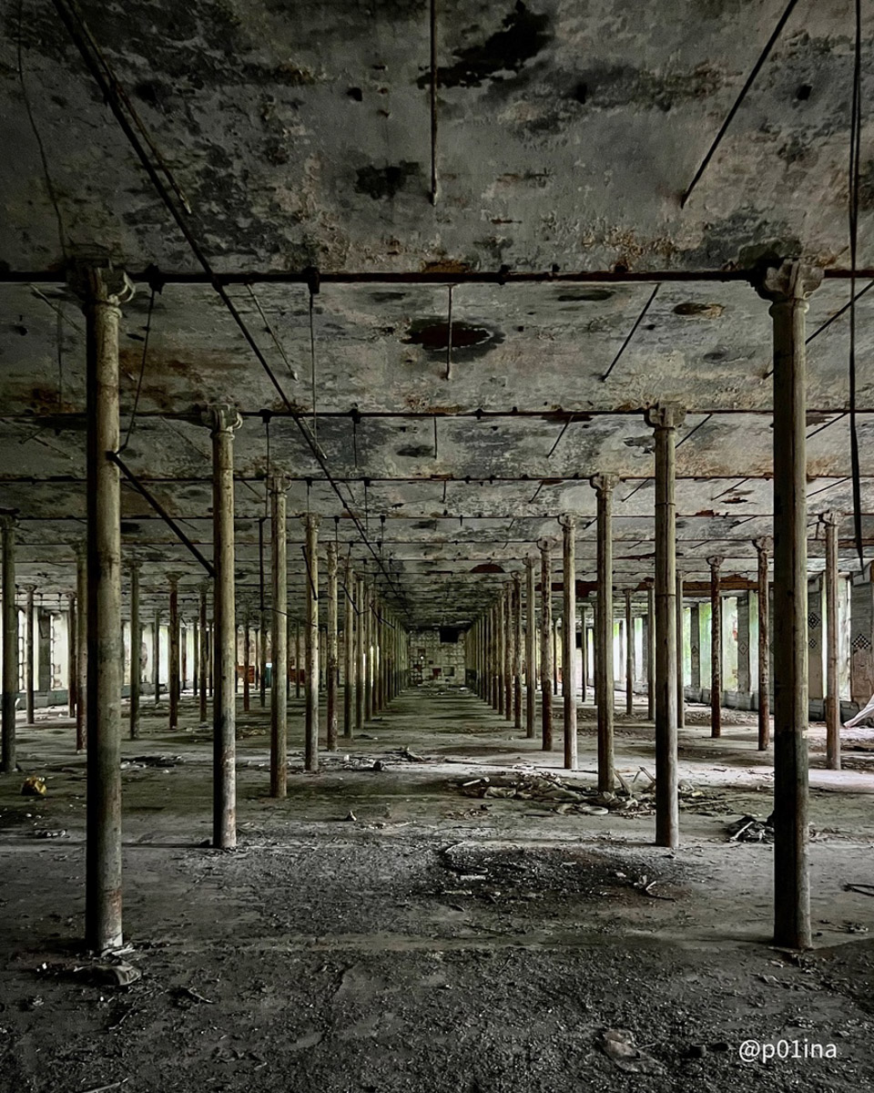 Когда-то монументальный и стратегический, теперь же заброшенный и разграбленный. Текстильный комбинат в Карабанове представляет собой печальное зрелище, а его мрачная атмосфера и внушительные размеры до сих пор притягивают индустриальных туристов. Что там нашла для себя городской исследователь Лина Резник, узнал «Ключ-Медиа».