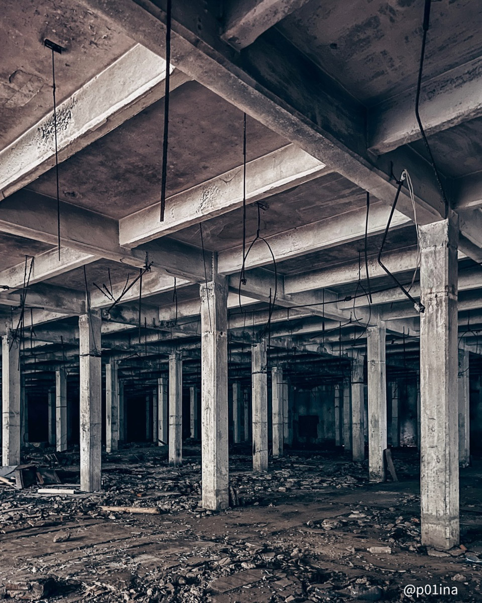 Когда-то монументальный и стратегический, теперь же заброшенный и разграбленный. Текстильный комбинат в Карабанове представляет собой печальное зрелище, а его мрачная атмосфера и внушительные размеры до сих пор притягивают индустриальных туристов. Что там нашла для себя городской исследователь Лина Резник, узнал «Ключ-Медиа».