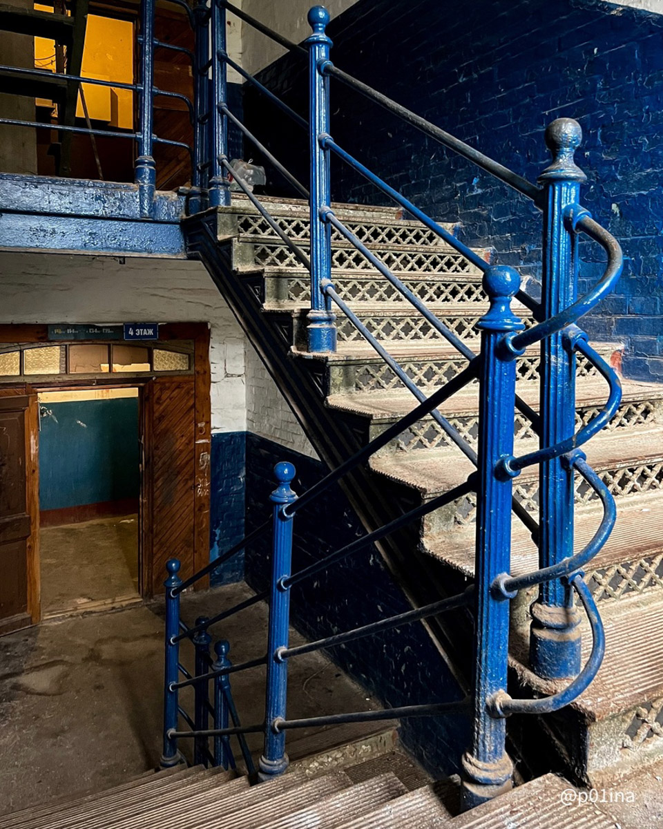 Когда-то монументальный и стратегический, теперь же заброшенный и разграбленный. Текстильный комбинат в Карабанове представляет собой печальное зрелище, а его мрачная атмосфера и внушительные размеры до сих пор притягивают индустриальных туристов. Что там нашла для себя городской исследователь Лина Резник, узнал «Ключ-Медиа».