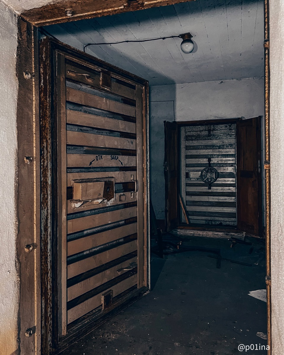 Когда-то монументальный и стратегический, теперь же заброшенный и разграбленный. Текстильный комбинат в Карабанове представляет собой печальное зрелище, а его мрачная атмосфера и внушительные размеры до сих пор притягивают индустриальных туристов. Что там нашла для себя городской исследователь Лина Резник, узнал «Ключ-Медиа».