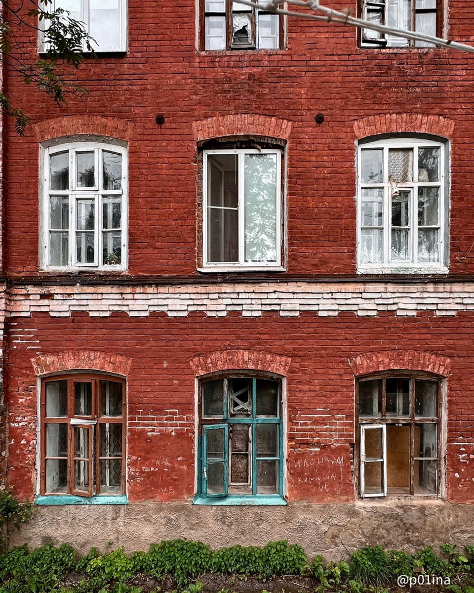 Когда-то монументальный и стратегический, теперь же заброшенный и разграбленный. Текстильный комбинат в Карабанове представляет собой печальное зрелище, а его мрачная атмосфера и внушительные размеры до сих пор притягивают индустриальных туристов. Что там нашла для себя городской исследователь Лина Резник, узнал «Ключ-Медиа».