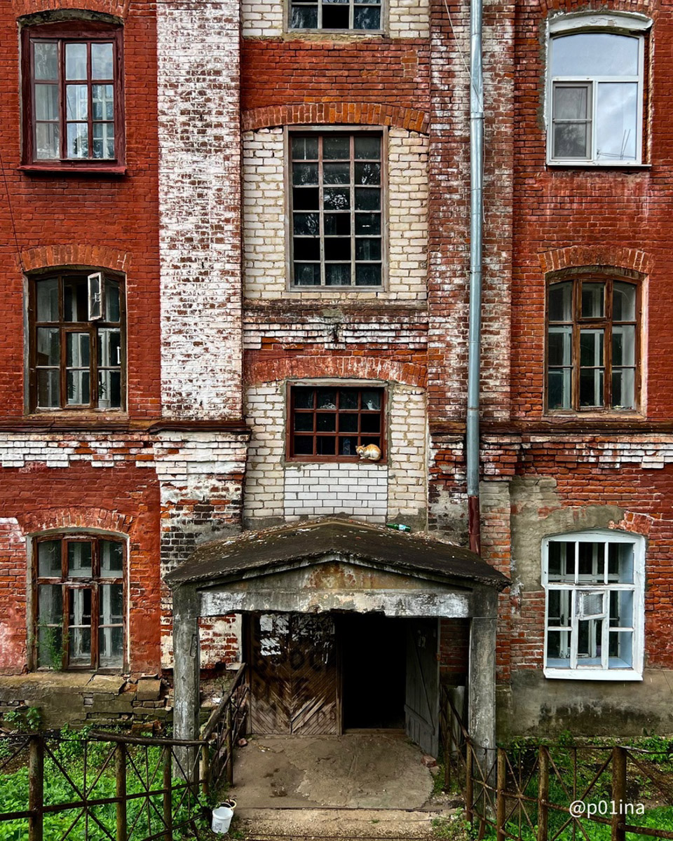 Когда-то монументальный и стратегический, теперь же заброшенный и разграбленный. Текстильный комбинат в Карабанове представляет собой печальное зрелище, а его мрачная атмосфера и внушительные размеры до сих пор притягивают индустриальных туристов. Что там нашла для себя городской исследователь Лина Резник, узнал «Ключ-Медиа».