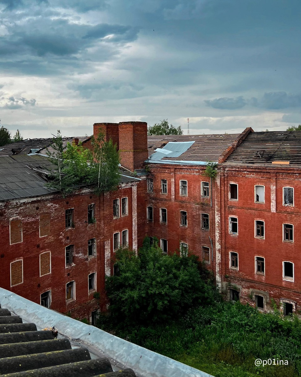 Когда-то монументальный и стратегический, теперь же заброшенный и разграбленный. Текстильный комбинат в Карабанове представляет собой печальное зрелище, а его мрачная атмосфера и внушительные размеры до сих пор притягивают индустриальных туристов. Что там нашла для себя городской исследователь Лина Резник, узнал «Ключ-Медиа».