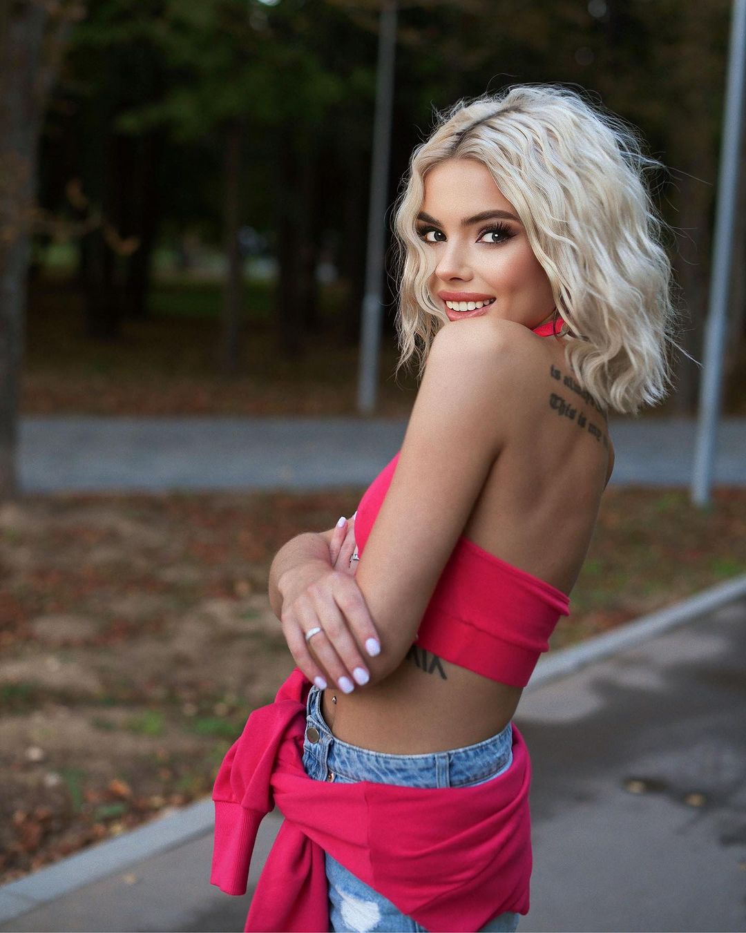 В нашем кинотеатре наконец-то начали показывать фильм про самую популярную куклу прошлого века. Правда, в качестве предсеансового обслуживания. Но от этого вайб розового безумия, который минувшим летом захватил владимирских девушек, никуда не делся. Барбикор все еще на пике популярности!