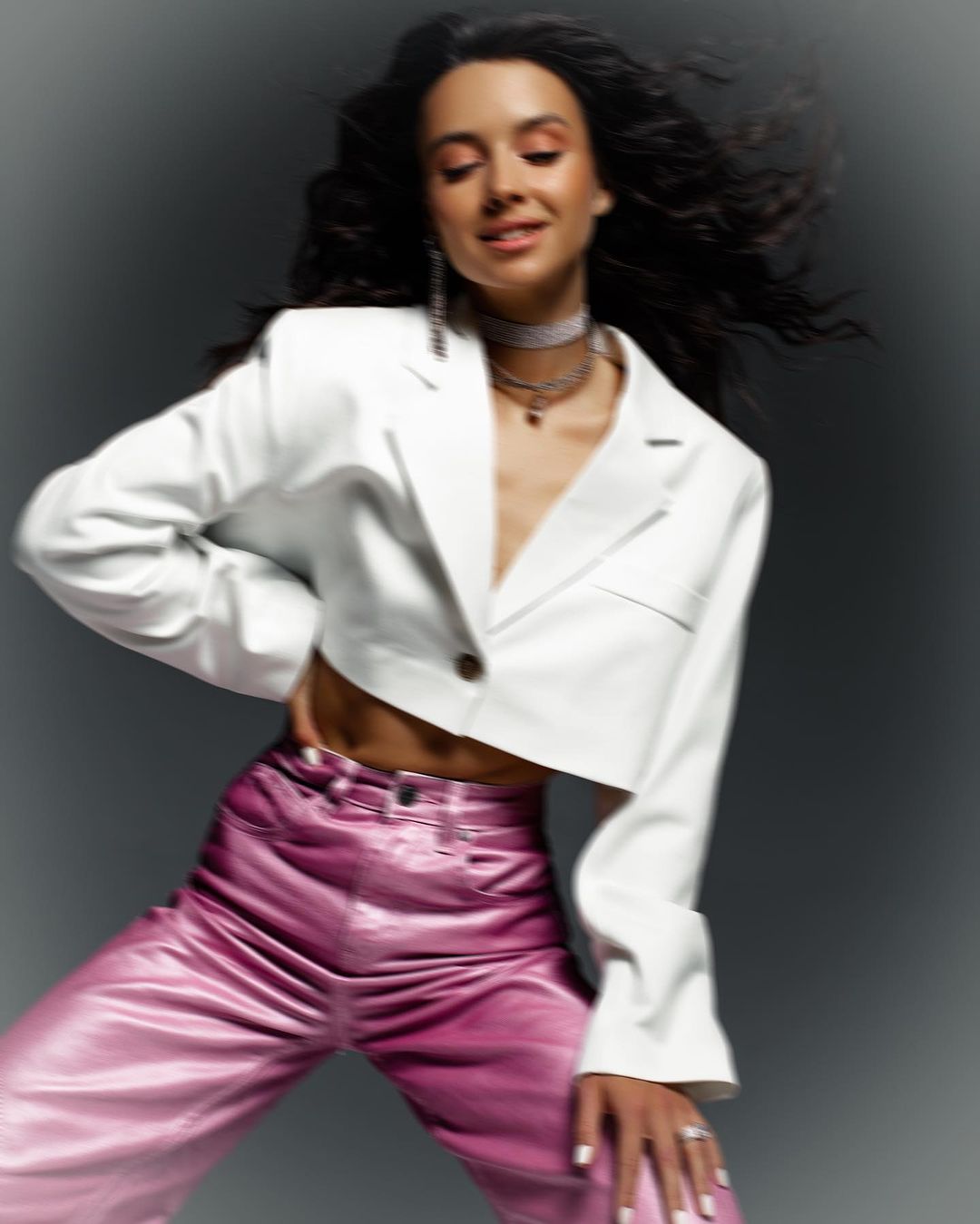 В нашем кинотеатре наконец-то начали показывать фильм про самую популярную куклу прошлого века. Правда, в качестве предсеансового обслуживания. Но от этого вайб розового безумия, который минувшим летом захватил владимирских девушек, никуда не делся. Барбикор все еще на пике популярности!