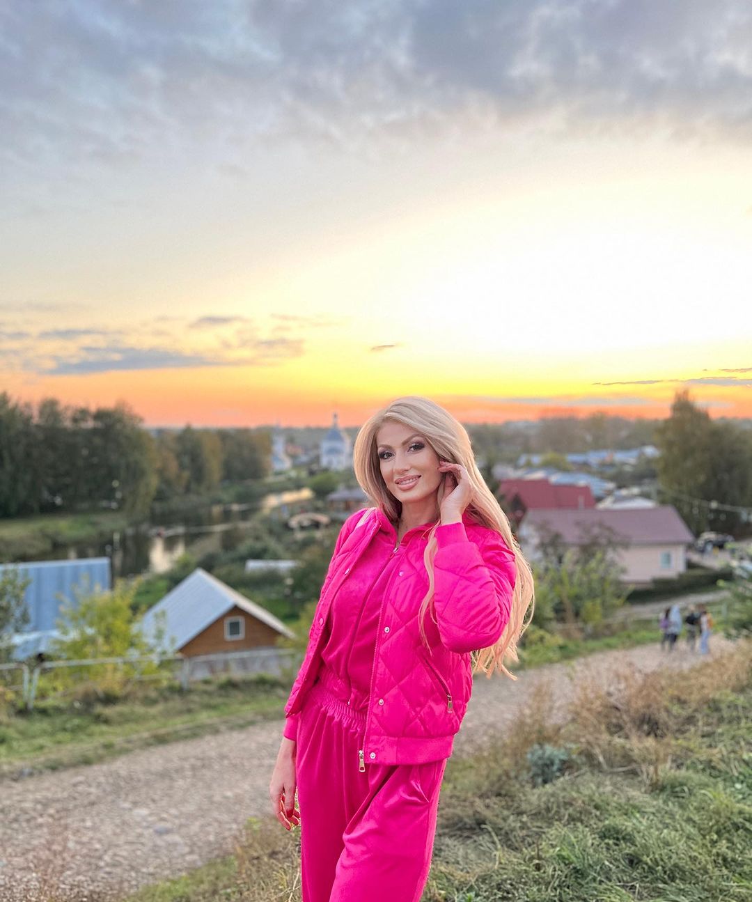 В нашем кинотеатре наконец-то начали показывать фильм про самую популярную куклу прошлого века. Правда, в качестве предсеансового обслуживания. Но от этого вайб розового безумия, который минувшим летом захватил владимирских девушек, никуда не делся. Барбикор все еще на пике популярности!