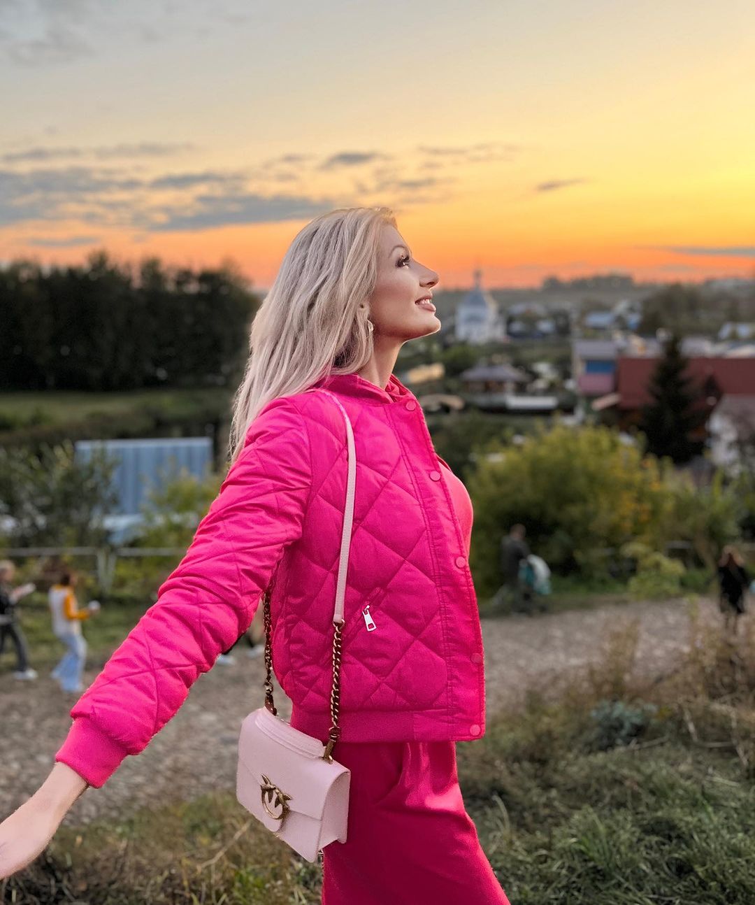 В нашем кинотеатре наконец-то начали показывать фильм про самую популярную куклу прошлого века. Правда, в качестве предсеансового обслуживания. Но от этого вайб розового безумия, который минувшим летом захватил владимирских девушек, никуда не делся. Барбикор все еще на пике популярности!