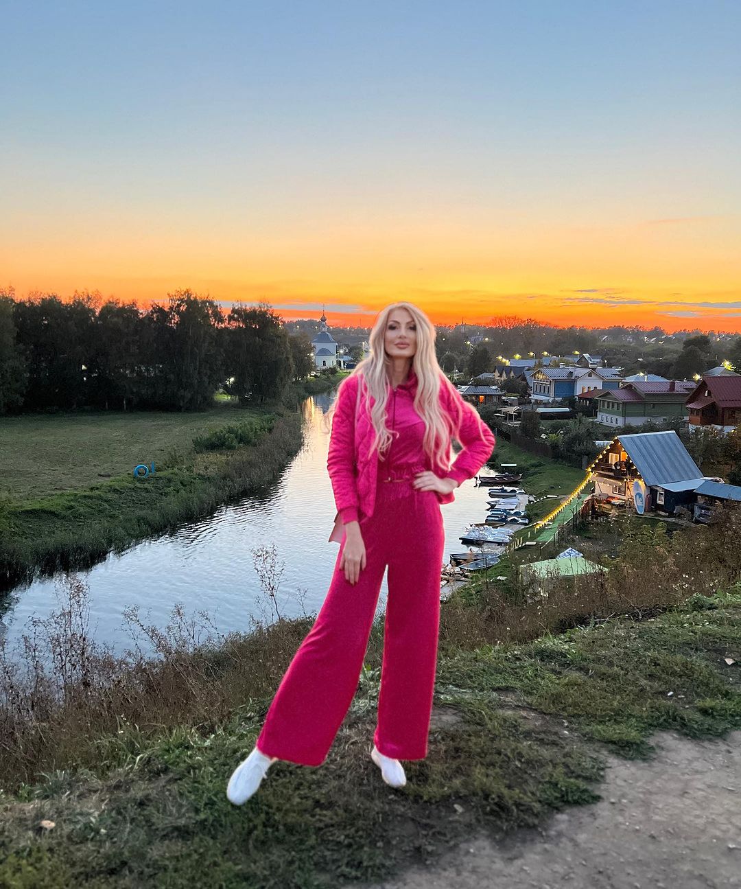 В нашем кинотеатре наконец-то начали показывать фильм про самую популярную куклу прошлого века. Правда, в качестве предсеансового обслуживания. Но от этого вайб розового безумия, который минувшим летом захватил владимирских девушек, никуда не делся. Барбикор все еще на пике популярности!