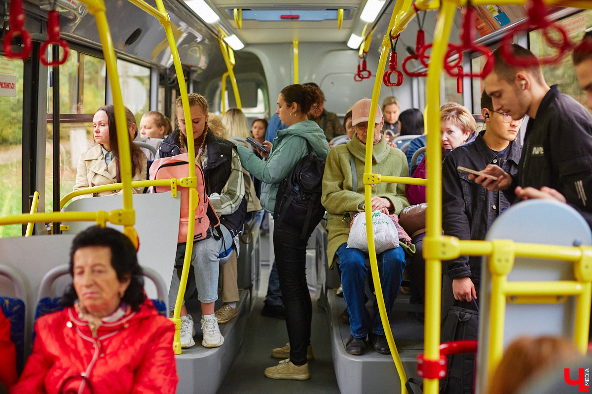 Всего за одно лето во Владимире удалось обновить парк общественного транспорта ровно наполовину. В город прибыло больше сотни машин разных производителей. Какая из них самая лучшая? «Ключ-Медиа» прокатился по областному центру в компании автоблогера в поисках ответа на этот вопрос.