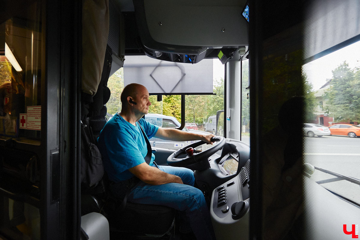 Всего за одно лето во Владимире удалось обновить парк общественного транспорта ровно наполовину. В город прибыло больше сотни машин разных производителей. Какая из них самая лучшая? «Ключ-Медиа» прокатился по областному центру в компании автоблогера в поисках ответа на этот вопрос.