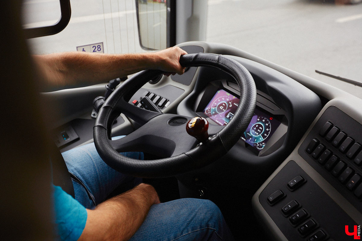 Всего за одно лето во Владимире удалось обновить парк общественного транспорта ровно наполовину. В город прибыло больше сотни машин разных производителей. Какая из них самая лучшая? «Ключ-Медиа» прокатился по областному центру в компании автоблогера в поисках ответа на этот вопрос.