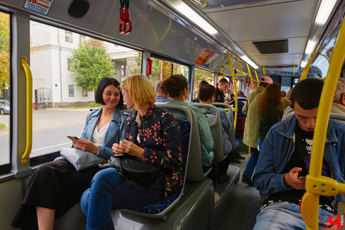 Всего за одно лето во Владимире удалось обновить парк общественного транспорта ровно наполовину. В город прибыло больше сотни машин разных производителей. Какая из них самая лучшая? «Ключ-Медиа» прокатился по областному центру в компании автоблогера в поисках ответа на этот вопрос.