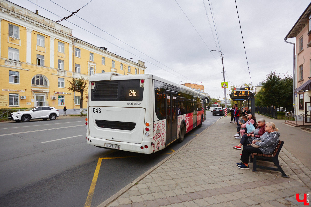 Всего за одно лето во Владимире удалось обновить парк общественного транспорта ровно наполовину. В город прибыло больше сотни машин разных производителей. Какая из них самая лучшая? «Ключ-Медиа» прокатился по областному центру в компании автоблогера в поисках ответа на этот вопрос.