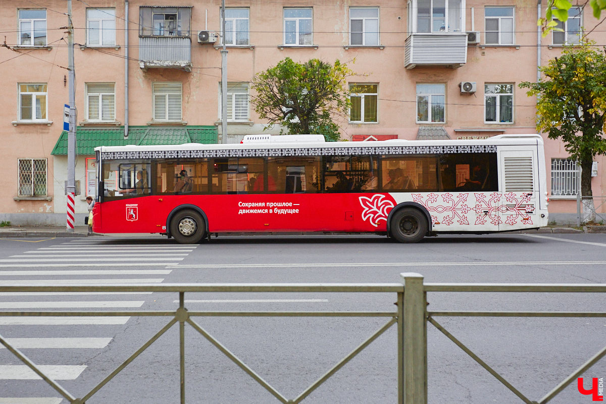 Всего за одно лето во Владимире удалось обновить парк общественного транспорта ровно наполовину. В город прибыло больше сотни машин разных производителей. Какая из них самая лучшая? «Ключ-Медиа» прокатился по областному центру в компании автоблогера в поисках ответа на этот вопрос.