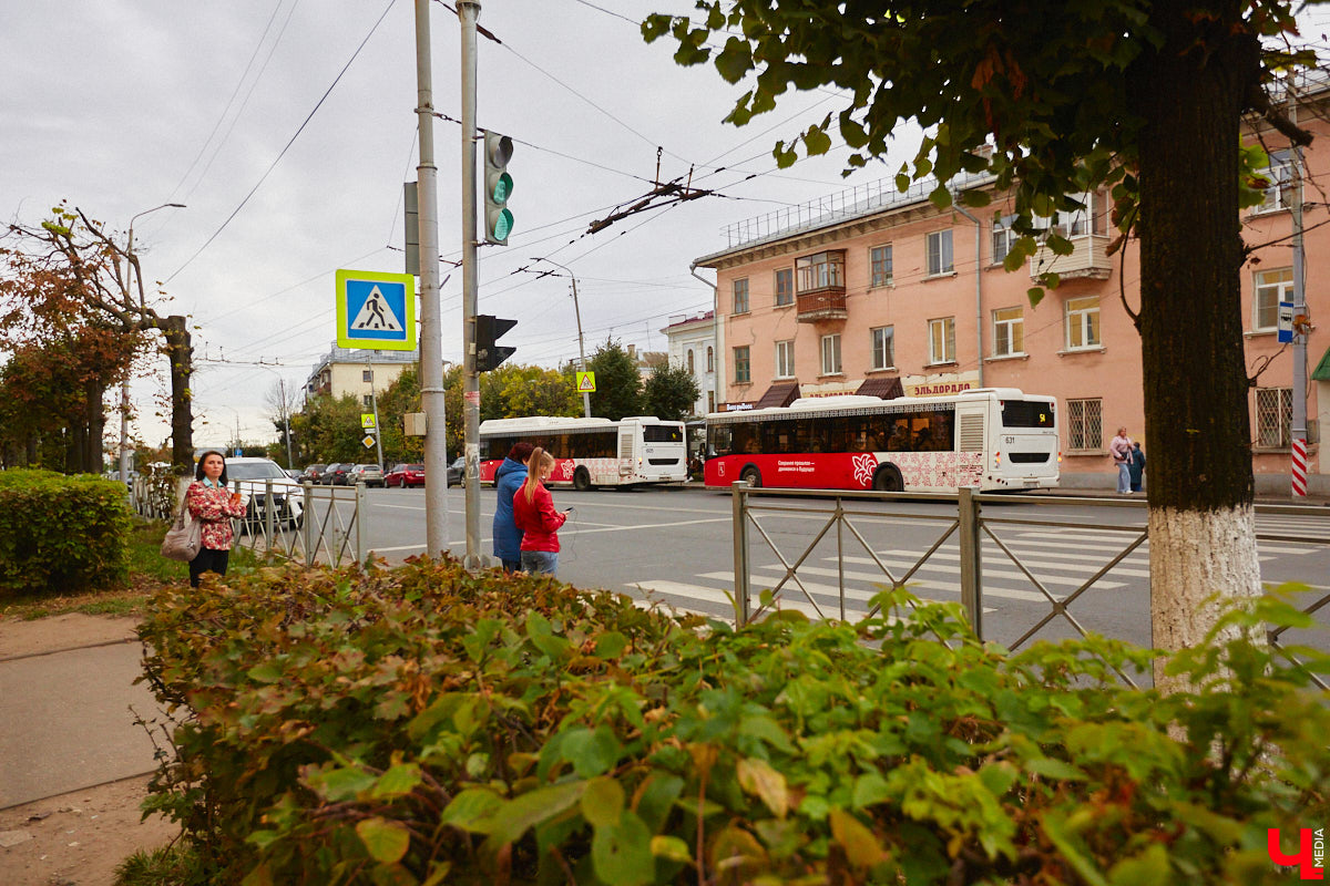 Всего за одно лето во Владимире удалось обновить парк общественного транспорта ровно наполовину. В город прибыло больше сотни машин разных производителей. Какая из них самая лучшая? «Ключ-Медиа» прокатился по областному центру в компании автоблогера в поисках ответа на этот вопрос.