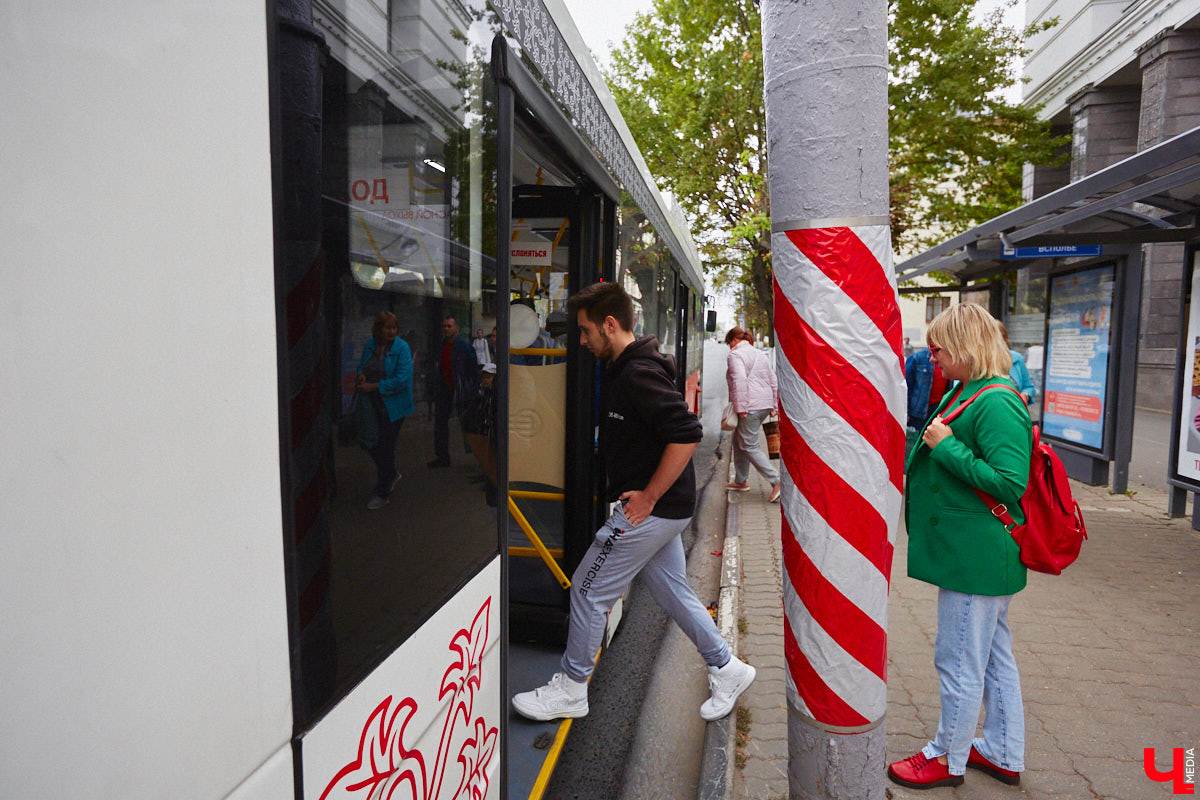 Всего за одно лето во Владимире удалось обновить парк общественного транспорта ровно наполовину. В город прибыло больше сотни машин разных производителей. Какая из них самая лучшая? «Ключ-Медиа» прокатился по областному центру в компании автоблогера в поисках ответа на этот вопрос.