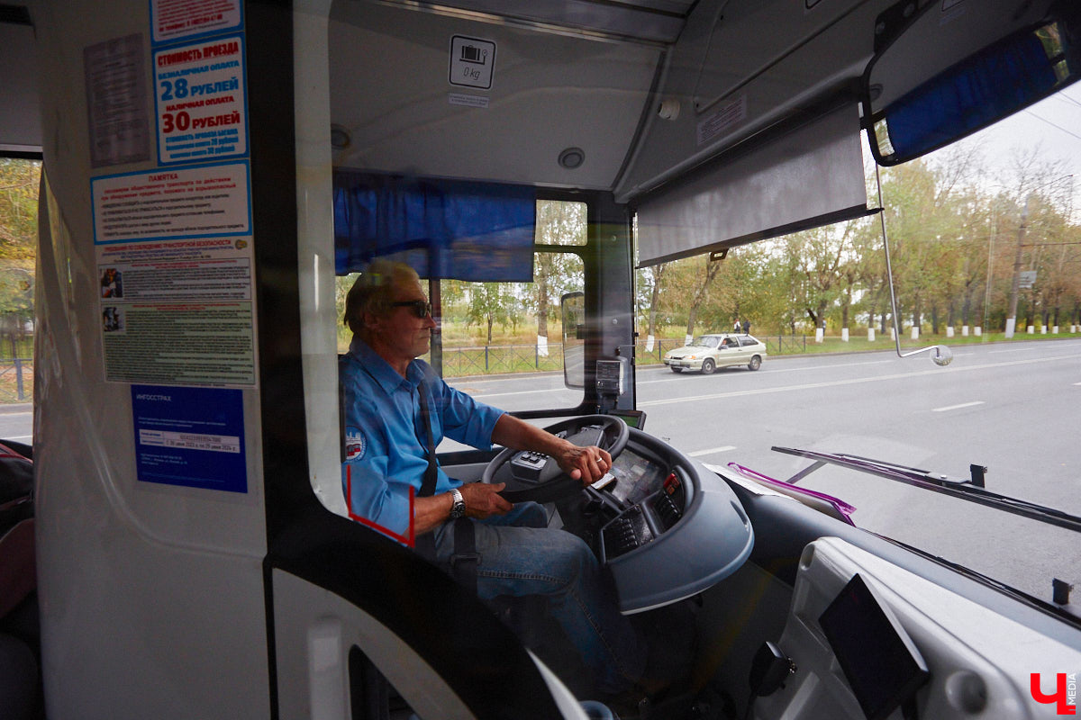 Всего за одно лето во Владимире удалось обновить парк общественного транспорта ровно наполовину. В город прибыло больше сотни машин разных производителей. Какая из них самая лучшая? «Ключ-Медиа» прокатился по областному центру в компании автоблогера в поисках ответа на этот вопрос.