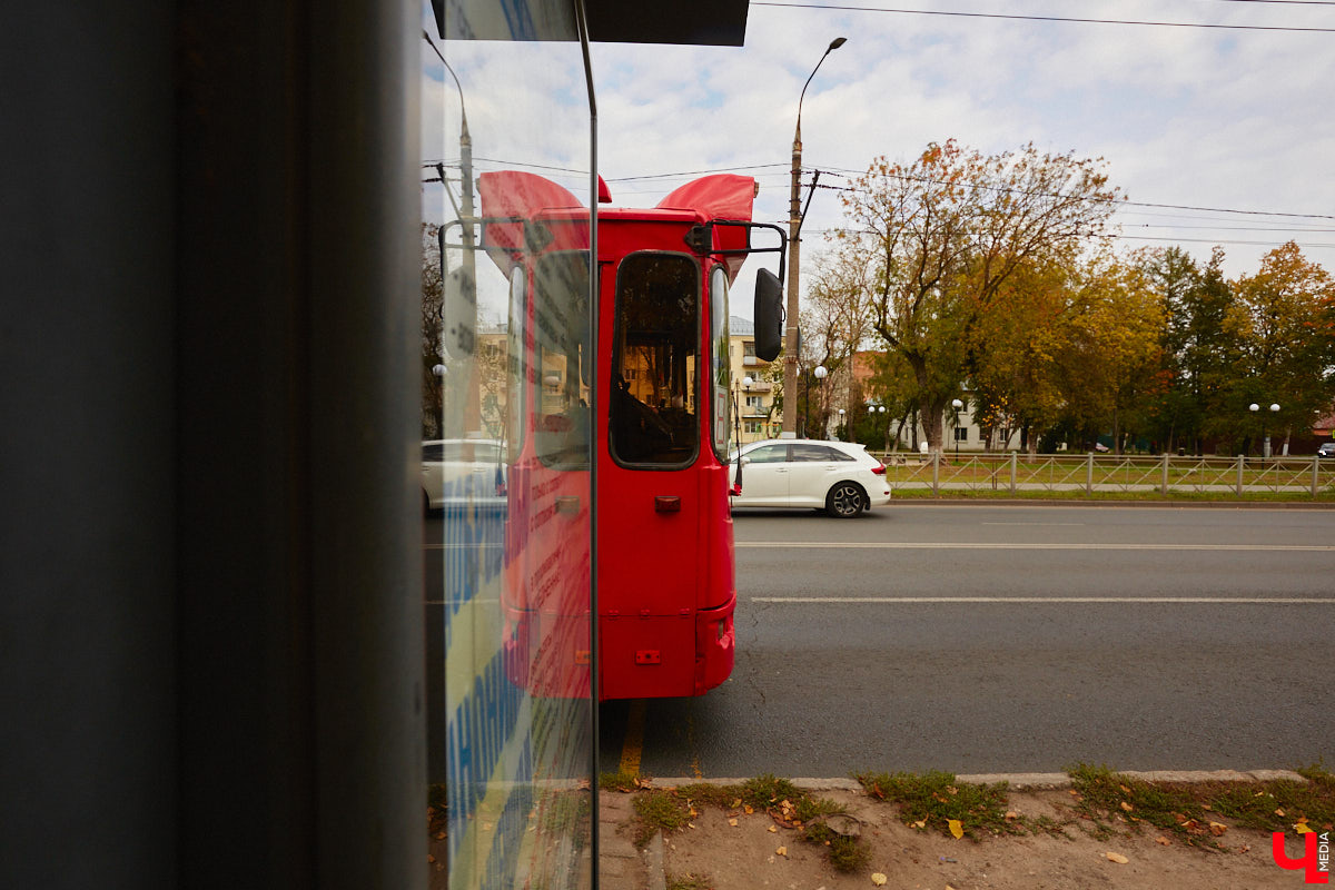Всего за одно лето во Владимире удалось обновить парк общественного транспорта ровно наполовину. В город прибыло больше сотни машин разных производителей. Какая из них самая лучшая? «Ключ-Медиа» прокатился по областному центру в компании автоблогера в поисках ответа на этот вопрос.