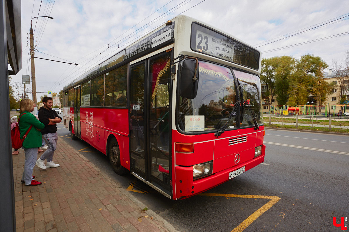 Всего за одно лето во Владимире удалось обновить парк общественного транспорта ровно наполовину. В город прибыло больше сотни машин разных производителей. Какая из них самая лучшая? «Ключ-Медиа» прокатился по областному центру в компании автоблогера в поисках ответа на этот вопрос.
