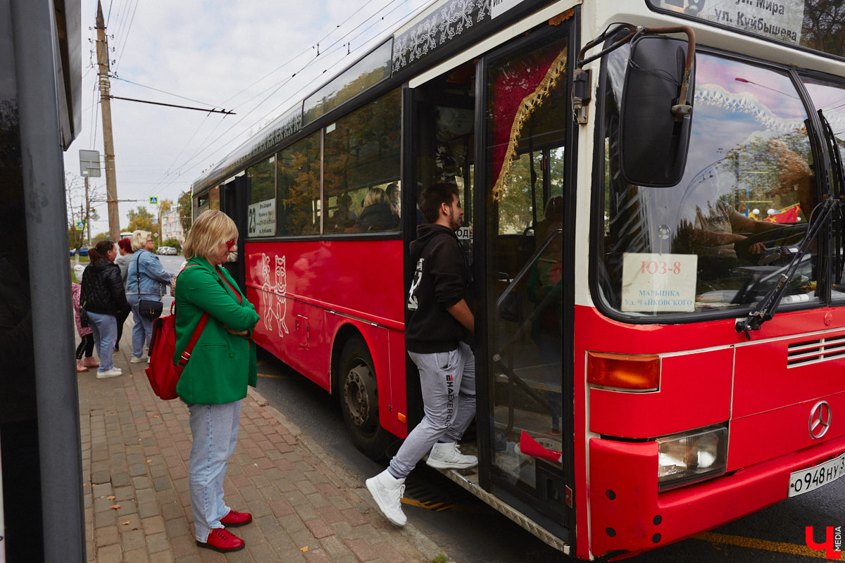 Всего за одно лето во Владимире удалось обновить парк общественного транспорта ровно наполовину. В город прибыло больше сотни машин разных производителей. Какая из них самая лучшая? «Ключ-Медиа» прокатился по областному центру в компании автоблогера в поисках ответа на этот вопрос.