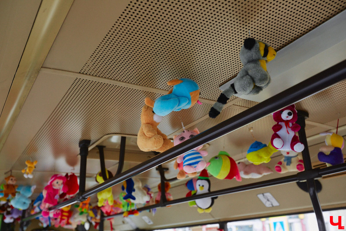 Всего за одно лето во Владимире удалось обновить парк общественного транспорта ровно наполовину. В город прибыло больше сотни машин разных производителей. Какая из них самая лучшая? «Ключ-Медиа» прокатился по областному центру в компании автоблогера в поисках ответа на этот вопрос.