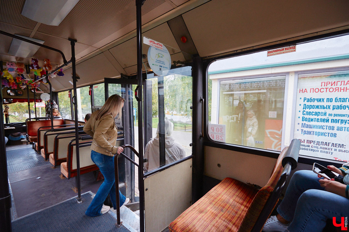 Всего за одно лето во Владимире удалось обновить парк общественного транспорта ровно наполовину. В город прибыло больше сотни машин разных производителей. Какая из них самая лучшая? «Ключ-Медиа» прокатился по областному центру в компании автоблогера в поисках ответа на этот вопрос.