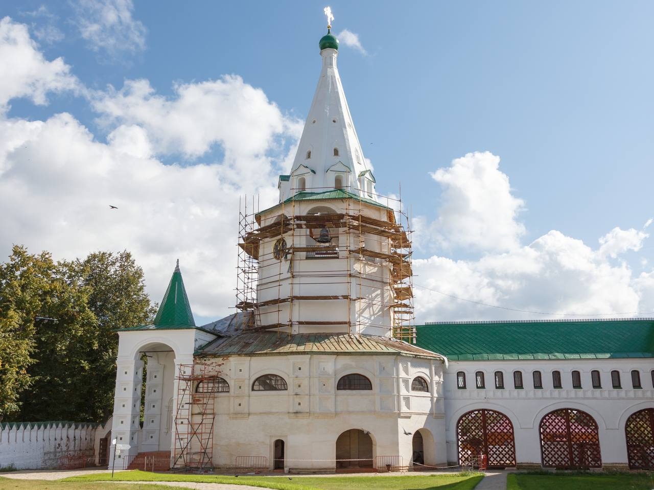 Суздаль продолжает преображаться накануне своего тысячелетия. До 2024 года надо многое успеть. Сейчас музей под открытым небом в строительных лесах из-за бесконечных ремонтов. Реконструкция затронула и колокольную башню кремля, из-за чего мелодичный звон старинных курантов с удивительным циферблатом прекратился.