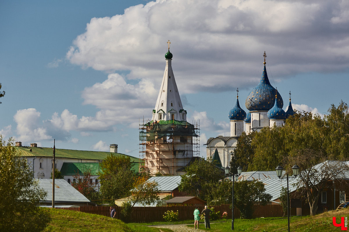 Суздаль продолжает преображаться накануне своего тысячелетия. До 2024 года надо многое успеть. Сейчас музей под открытым небом в строительных лесах из-за бесконечных ремонтов. Реконструкция затронула и колокольную башню кремля, из-за чего мелодичный звон старинных курантов с удивительным циферблатом прекратился.