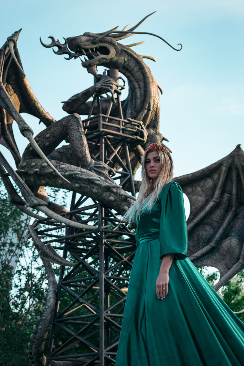Корона, длинное платье, корсет — образы фэнтези-героинь невероятно эстетичны. В очередной раз это доказала владимирская модель Яна Самохвалова. В фотопроектах Артема Логинова она перевоплотилась в эльфийку, образ которой был навеян «Властелином колец», и средневековую принцессу под охраной дракона, который тоже есть на кадрах.