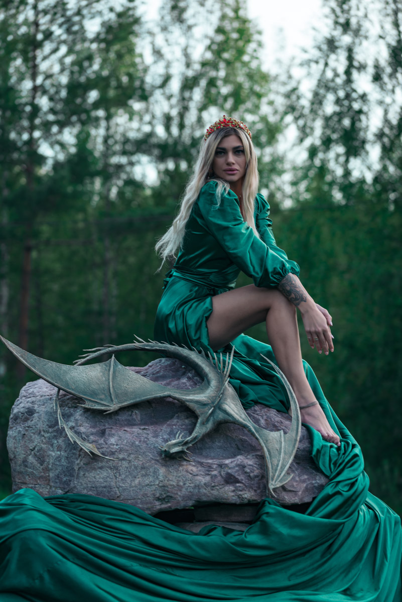 Корона, длинное платье, корсет — образы фэнтези-героинь невероятно эстетичны. В очередной раз это доказала владимирская модель Яна Самохвалова. В фотопроектах Артема Логинова она перевоплотилась в эльфийку, образ которой был навеян «Властелином колец», и средневековую принцессу под охраной дракона, который тоже есть на кадрах.