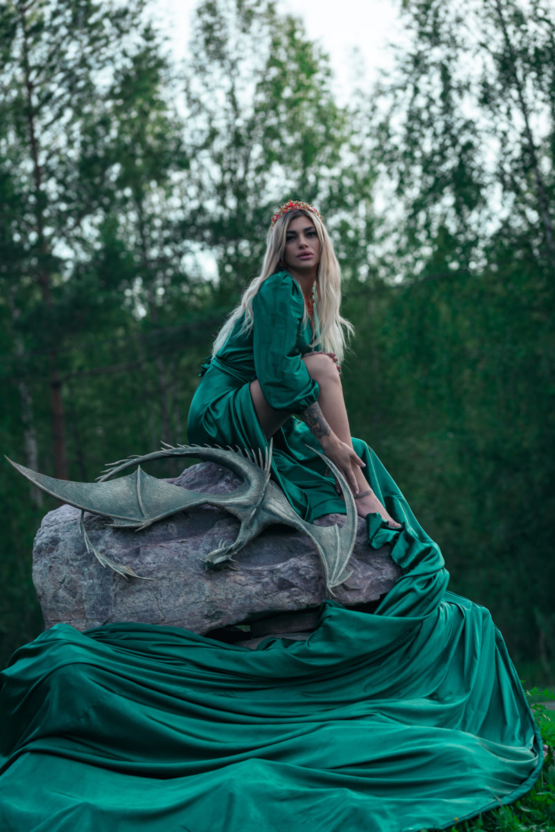 Корона, длинное платье, корсет — образы фэнтези-героинь невероятно эстетичны. В очередной раз это доказала владимирская модель Яна Самохвалова. В фотопроектах Артема Логинова она перевоплотилась в эльфийку, образ которой был навеян «Властелином колец», и средневековую принцессу под охраной дракона, который тоже есть на кадрах.