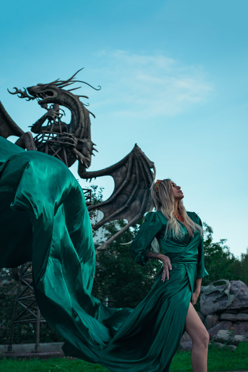 Корона, длинное платье, корсет — образы фэнтези-героинь невероятно эстетичны. В очередной раз это доказала владимирская модель Яна Самохвалова. В фотопроектах Артема Логинова она перевоплотилась в эльфийку, образ которой был навеян «Властелином колец», и средневековую принцессу под охраной дракона, который тоже есть на кадрах.