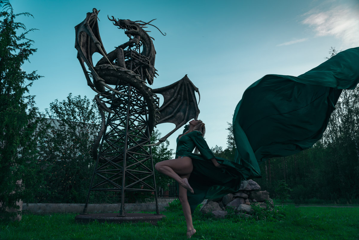 Корона, длинное платье, корсет — образы фэнтези-героинь невероятно эстетичны. В очередной раз это доказала владимирская модель Яна Самохвалова. В фотопроектах Артема Логинова она перевоплотилась в эльфийку, образ которой был навеян «Властелином колец», и средневековую принцессу под охраной дракона, который тоже есть на кадрах.